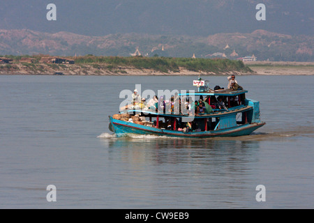 Myanmar Birmania. Barca sul Fiume Ayeyarwady Trasporto di persone e merci a Bagan. Foto Stock