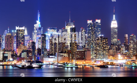 Skyline e moderni edifici per uffici di Midtown Manhattan vista dal davanti al Fiume Hudson. Foto Stock