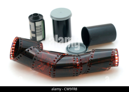 35 mm di pellicola negativa e contenitori isolati in sfondo bianco Foto Stock