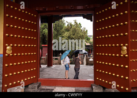 Porta Vermillion presso il Tempio di Confucio a Pechino in Cina Foto Stock