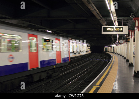 Tempio della stazione della metropolitana di Londra Inghilterra REGNO UNITO Foto Stock