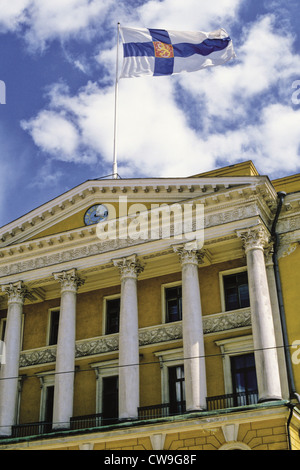 Bandiera finlandese volando sopra il Palazzo del Governo sulla Piazza del Senato a Helsinki in Finlandia Foto Stock