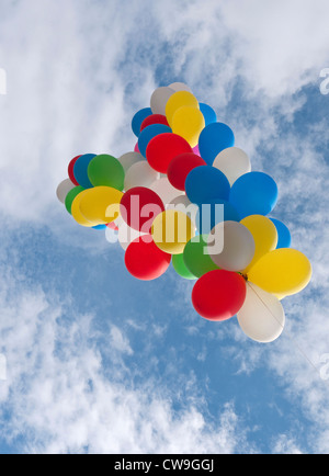 palloncini colorati che volano sullo sfondo blu del cielo Foto Stock