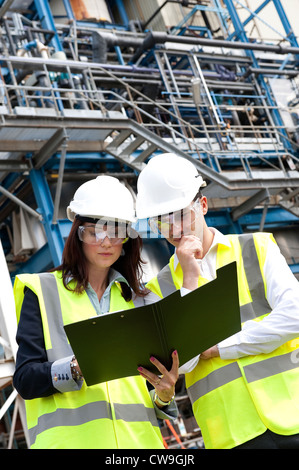 I tecnici al lavoro in campo industriale impianto chimico, Norfolk, Inghilterra Foto Stock