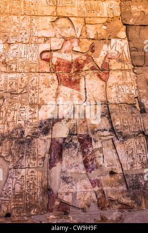 Il sollievo di Ramses II adorare Osiride sul portico del tempio di Seti I in Abydos, Egitto Foto Stock