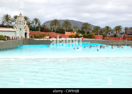 I turisti che si godono onde artificiali attrazioni d'acqua nel parco acquatico Siam, Tenerife, Spagna Foto Stock