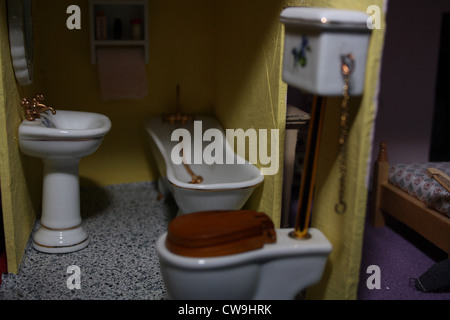 Una casa delle bambole di bagno. Foto Stock