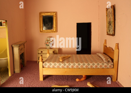 Camera da letto in una casa delle bambole. Foto Stock