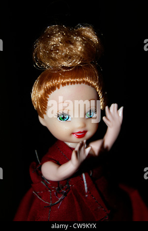Carino bambola Barbie girl che desideri con le mani Foto Stock