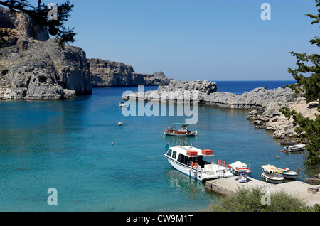 Imbarcazioni da diporto nella baia di San Paolo a Lindos, Rodi, Grecia, Europa Foto Stock