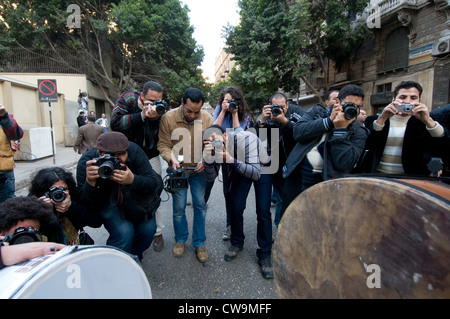 I giornalisti egiziani che copre la donna s giorno protesta Cairo Marzo 2012 Foto Stock