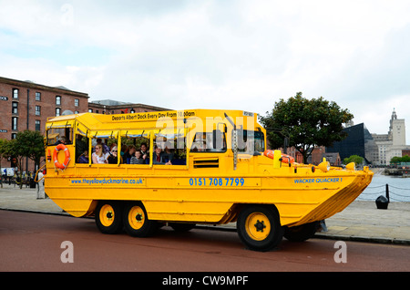 Il ' Duckmarine giallo ' un veicolo di prendere i turisti per un' escursione intorno alla città di Liverpool in Inghilterra, Regno Unito Foto Stock