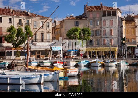 Barche a vela colorate nel piccolo porto di La Ciotat, Bouches-du-Rhone, Cote d'Azur, Provenza Francia Foto Stock