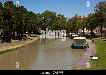 Canal imbarcazioni ormeggiate lungo il Canal du Midi come passa attraverso Carcassonne nel sud della Francia Foto Stock
