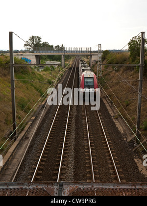 Un passeggero francese treno passa sotto un cavalcavia nel sud della Francia Foto Stock