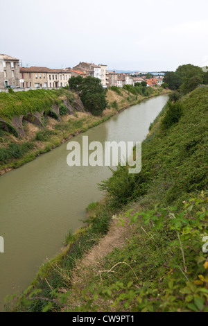 Percorso lungo il Canal du Midi in Carcassonne, Languedoc-Roussillon, Francia Foto Stock