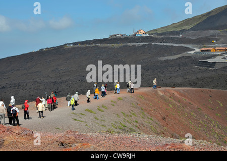 Gli escursionisti visitatori Mt. Etna Pietra Lavica Vulcano Taormina Sicilia Mare Mediterraneo Isola Foto Stock