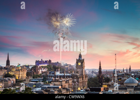 Fuochi d'artificio sul Castello di Edimburgo al tramonto Foto Stock