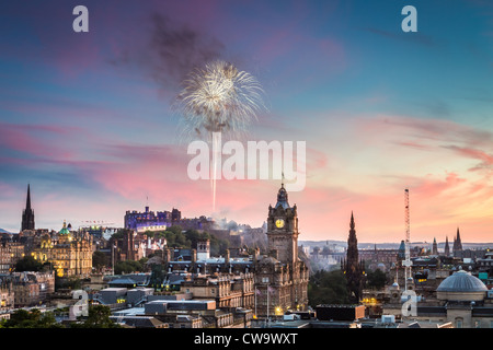 Fuochi d'artificio sul Castello di Edimburgo durante il tatuaggio militare Foto Stock