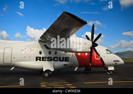 Primo piano della Guardia Costiera piano di salvataggio in attesa sulla pista per la missione all'Aeroporto di Cairns in Queensland Australia in una giornata di sole Foto Stock