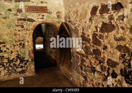 Uscita slave per barche in attesa, il Castello di San Giorgio (Elmina Castello), Elmina, Ghana Foto Stock