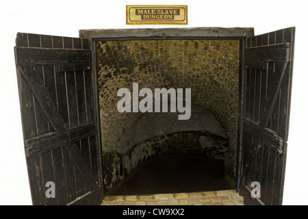 Ingresso slave maschio dungeon di Cape Coast Castle, Cape Coast, in Ghana Foto Stock