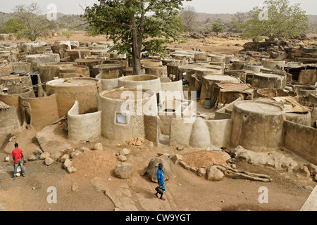 Round case di fango della tribù Talensi, Tongo, Ghana Foto Stock