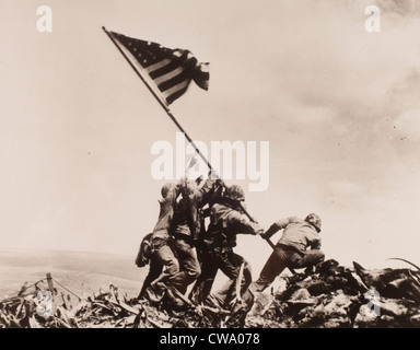 Stati Uniti Marines alzare la bandiera americana sulla cima del monte Suribachi su Iwo Jima. 6 marzo 1945 durante la seconda guerra mondiale Teatro pacifico bandiera sollevamento star Joe Rosenthal famosa immagine giorno cinque battaglia mt Foto Stock