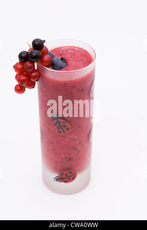 Estate berry smoothie e frutti contro uno sfondo bianco. Foto Stock