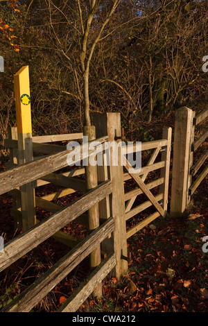 Baciare in legno porta sul sentiero pubblico sulle pendici della collina Burrough, Leicestershire. Foto Stock