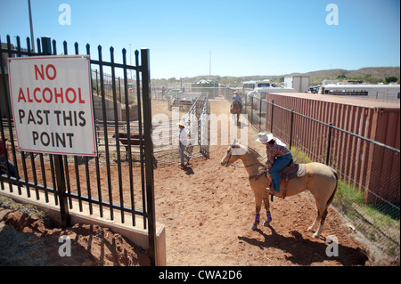 I partecipanti in attesa agli scivoli per la loro chiamata al rodeo Mount Isa a Outback Queensland, Australia Foto Stock