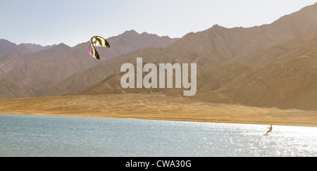 Kitesurfer in laguna circondata da montagne del deserto Foto Stock