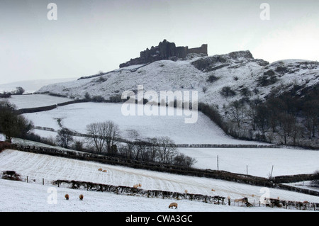 Una coltre di neve copre il XIII secolo Carreg Cennen Castle vicino a Llandeilo in Carmarthenshire in South West Wales. Foto Stock