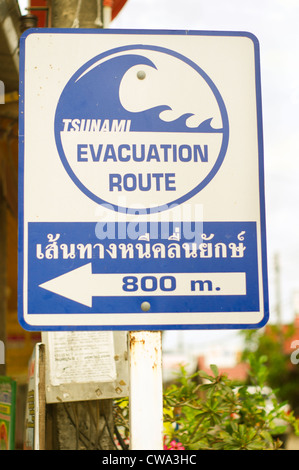 Tsunami Warning sign in Thailandia, la foto viene scattata a Ko Lanta. Foto Stock