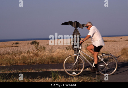Uomo maturo ciclo di equitazione nazionali sulla rete del ciclo, Walmer, Kent, Inghilterra Foto Stock