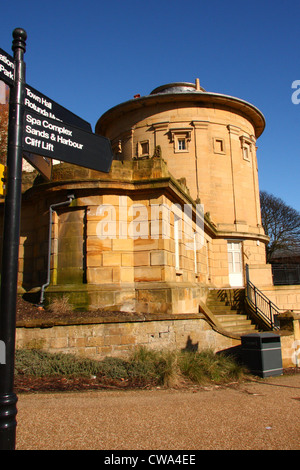 La facciata della Rotunda Museum (William Smith geologia museo) e digital signage a Scarborough, North Yorkshire, Inghilterra, Regno Unito Foto Stock