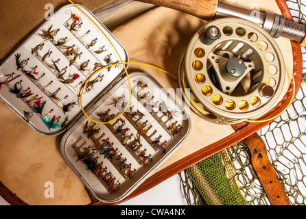 Ancora in vita di fly canna da pesca, mulinello, fly box accanto e sacchetto di pesca e delle attrezzature Foto Stock