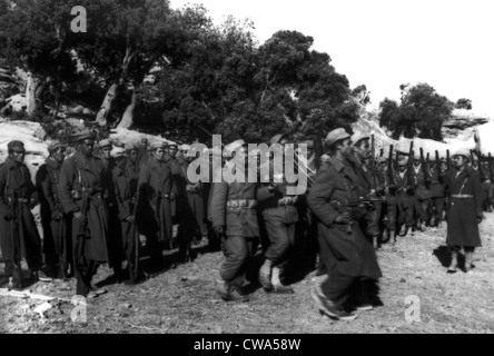 7/26/57--dietro le linee dei ribelli IN ALGERIA: gli uomini del partito nazionalista algerino (ribelle Esercito) ricevere formazione rigida lungo l esercito francese Foto Stock