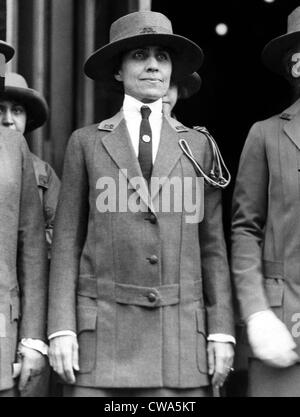 La First Lady grazia Coolidge a una ragazza scout è uniforme, 1925. La cortesia: Archivi CSU/Everett Collection Foto Stock