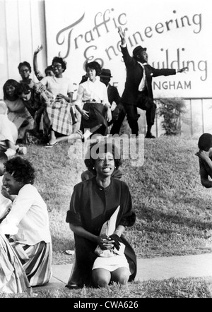 Birmingham, Alabama: una giovane donna si inginocchia in preghiera sul marciapiede al di fuori della città di ingegneria del traffico di edificio, 5/5/63, durante Foto Stock