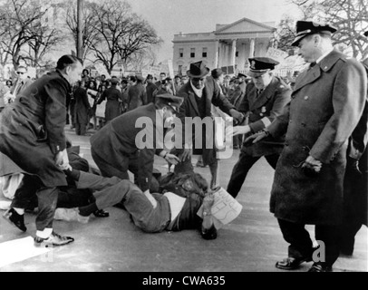 I diritti civili di manifestanti a Washington D.C.bloccano il traffico davanti alla Casa Bianca, 3/12/65. La cortesia: CSU Archivi / Foto Stock