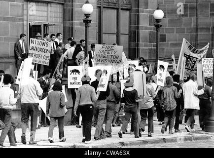 Black Panther Party sostenitori di picchetti fuori dall Stazione centrale di polizia, Cleveland, OH, ca. 1970. La cortesia: CSU Archivi / Foto Stock