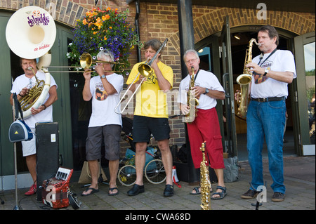 De Krukke jazz band da Holland giocare all'aperto a Brecon Jazz Festival 2012 Foto Stock