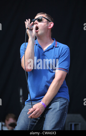 Stephen Holt di tappeti Inspiral esecuzione dal vivo sul palco a V Festival di Hylands Park, Chelmsford Essex Foto Stock