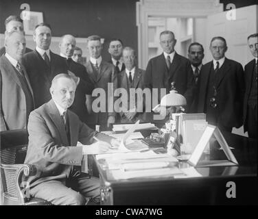 Presidente Calvin Coolidge (1872-33) la firma di un disegno di legge in legge nel 1924. Foto Stock