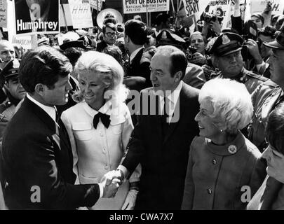 Primo piano: il senatore Edward M. Kennedy, Joan Kennedy, Vice Presidente Hubert Humphrey, Muriel Humphrey, Logan International Foto Stock