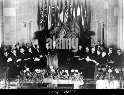 N.A.T.O.-4/4/49 WASHINGTON -- Il Segretario di Stato Dean Acheson rende accogliente indirizzo al Trattato Nord Atlantico firma Foto Stock