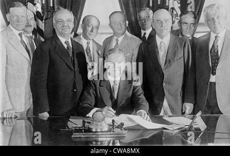 Il presidente Herbert Hoover (1874-1964) la firma di un rilievo Farm Bill, nel giugno 1929, testimoniato da nove leader nel Congresso. In Foto Stock