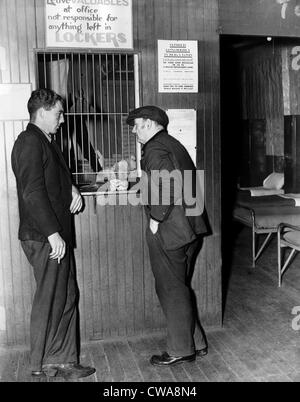 Jeff Davis "Imperatore di Hoboes', e Harry Kayser, controllo in un Bowery "topaia', New York, 1938. La cortesia: CSU Foto Stock