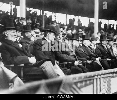 Il presidente William H. Taft e diversi altri uomini in cima cappelli a un 1910 gioco di baseball. Foto Stock